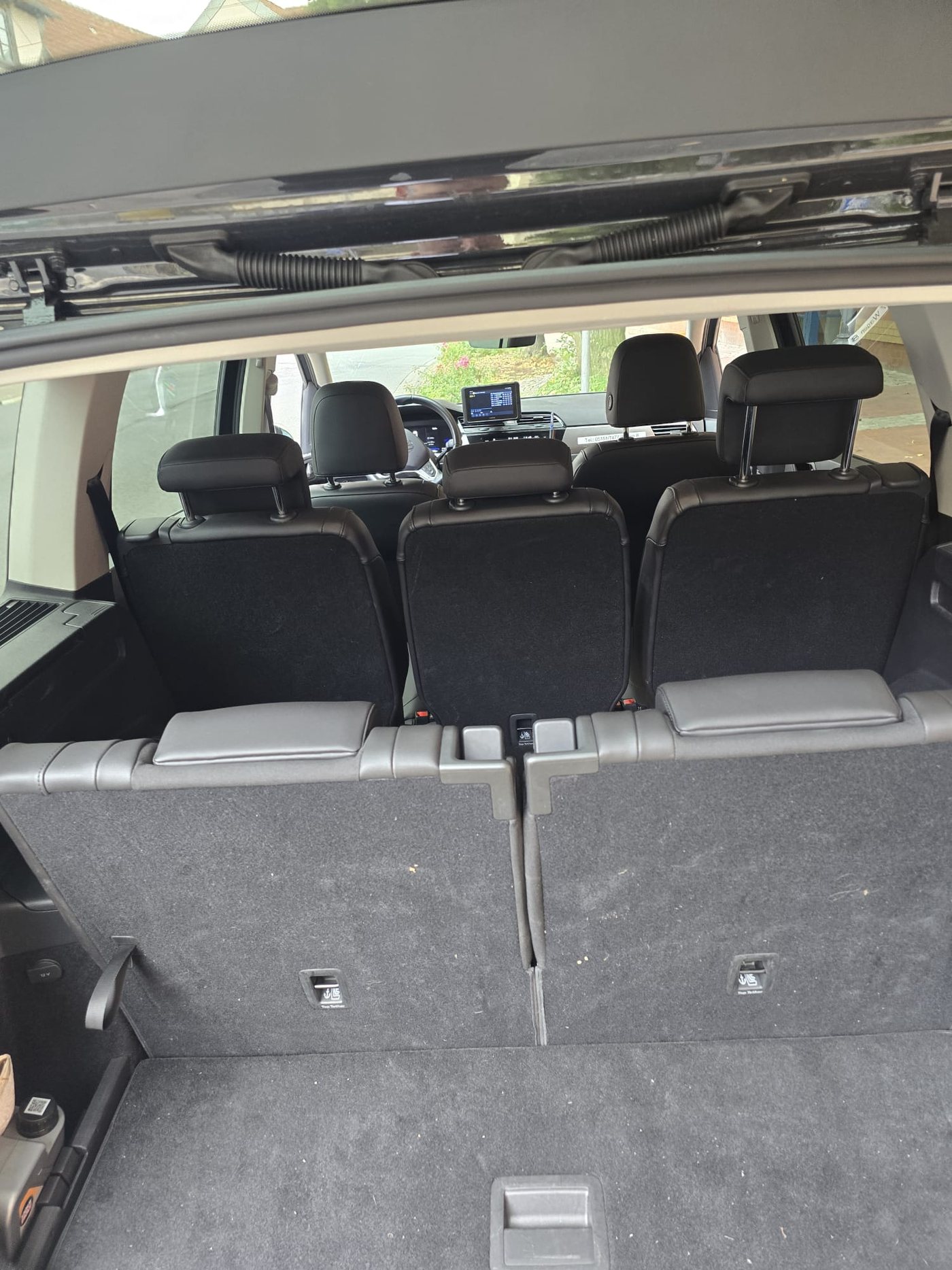Elfenbeinfarbener Kombi als Taxi, von der Seite